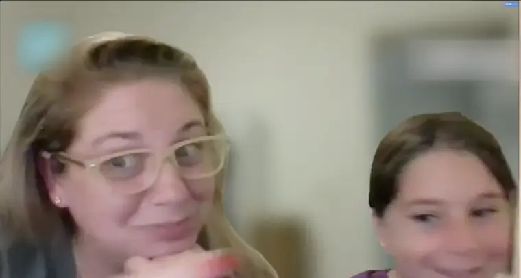 הורה וילדה בסדנה בזום